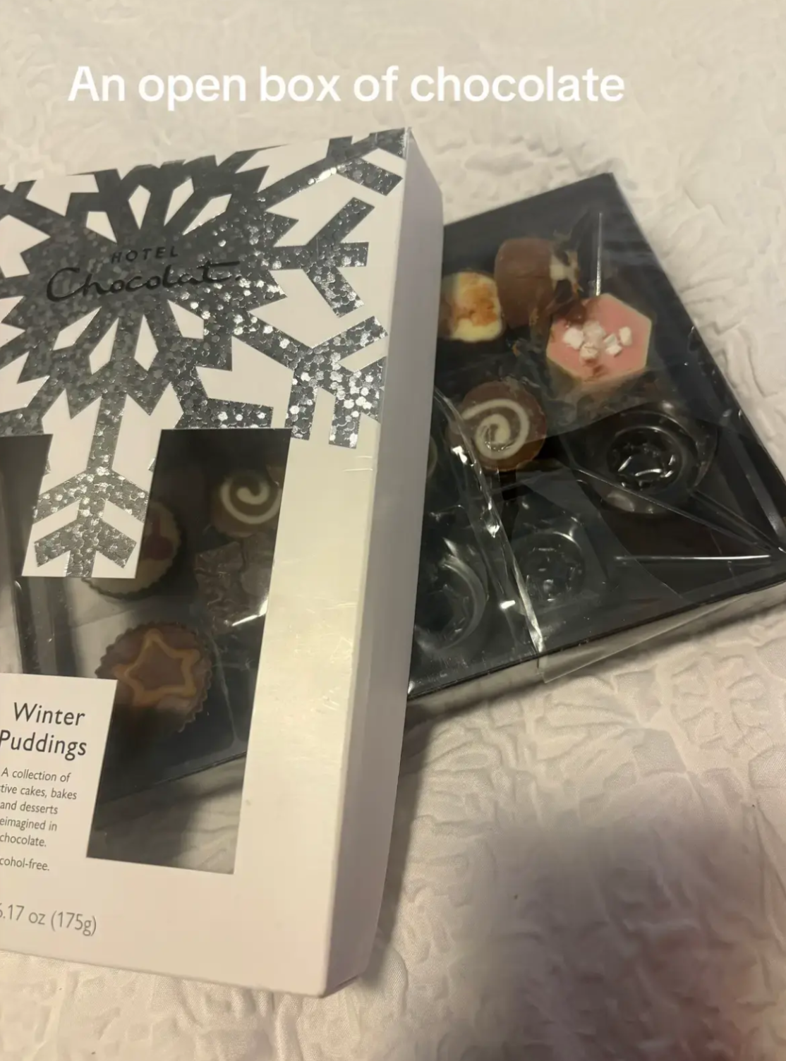 Ajándékos dobozok egy céges karácsonyi bulin