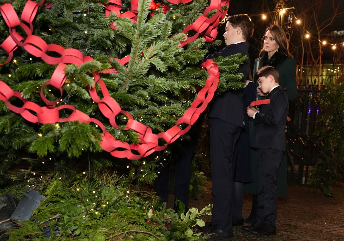 Katalin hercegné gyerekei kézírásukkal díszítették a piros papírláncot.
