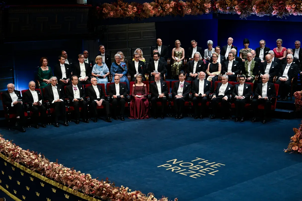 A Nobel-díjak átadóját hagyományosan december 10-én, Alfred Nobel halálának évfordulóján tartják.