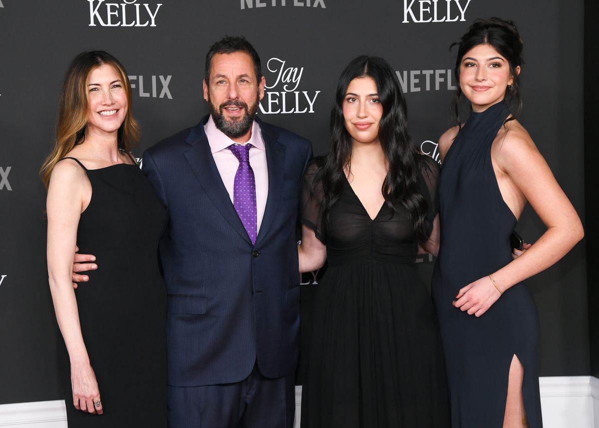 Adam Sandler feleségével és lányaival.