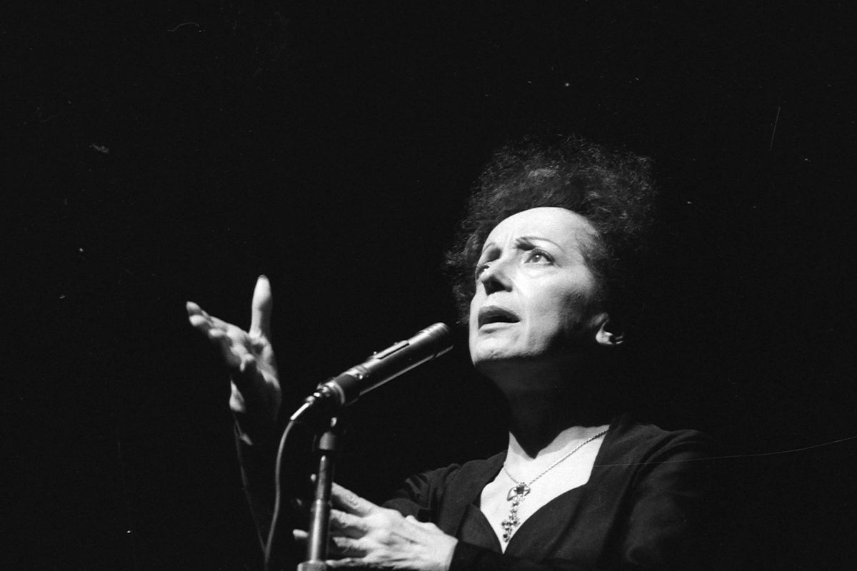 Edith Piaf nem eljátszotta a szenvedést, ő maga volt a szenvedés hangja.
