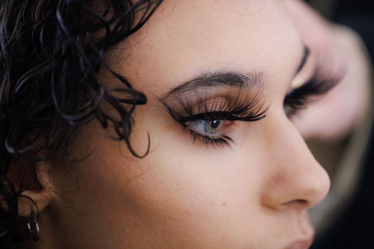 Női műszempilla szépségtrend. 