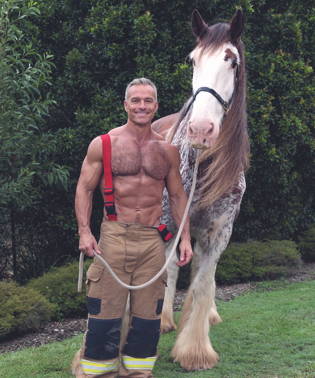 szexi, ausztrál tűzoltók – tűzoltó egy ló mellett