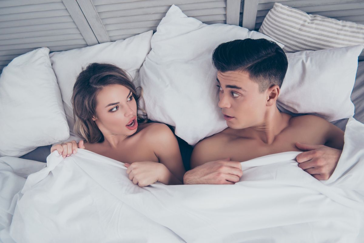 Szex utáni amnézia: Egy fiú és egy lány fekszik az ágyban és meglepődnek egymáson.