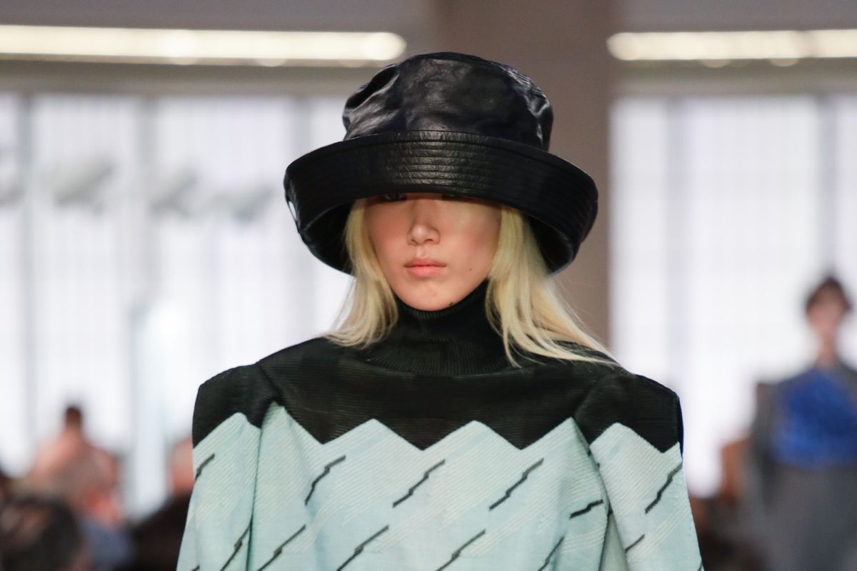 téli sapkákat megmutató divatbemutatón vonuló modell