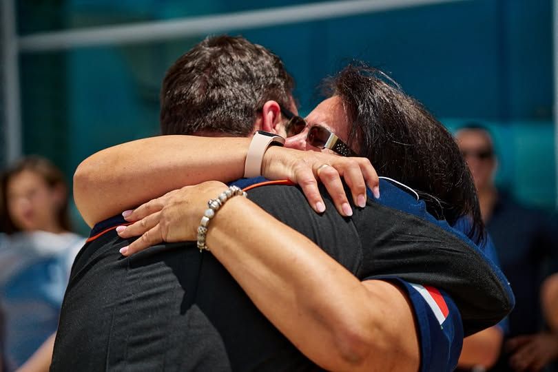 Kapu Tibor és édesanyja ölelkeznek