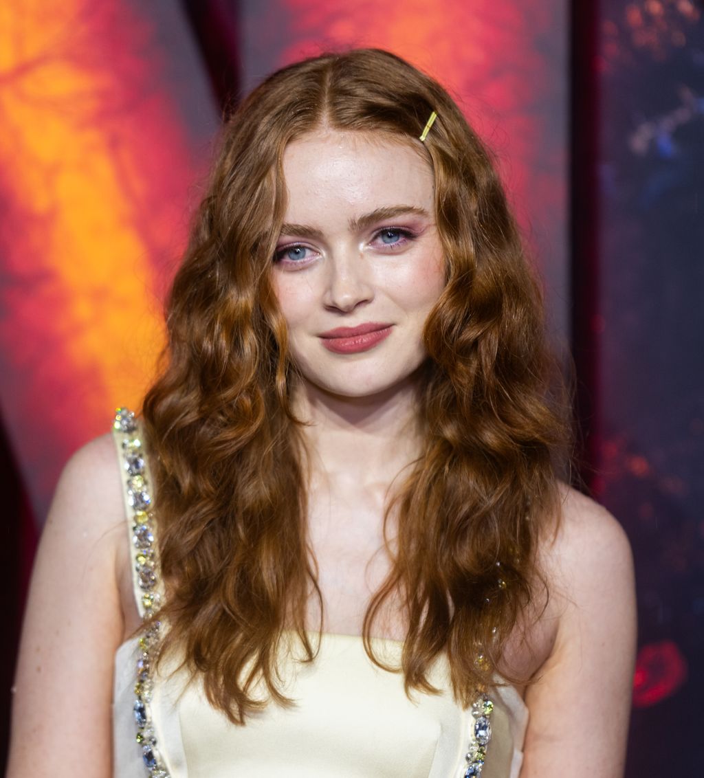 Sadie Sin lágy hullámokkal kombinálta. 