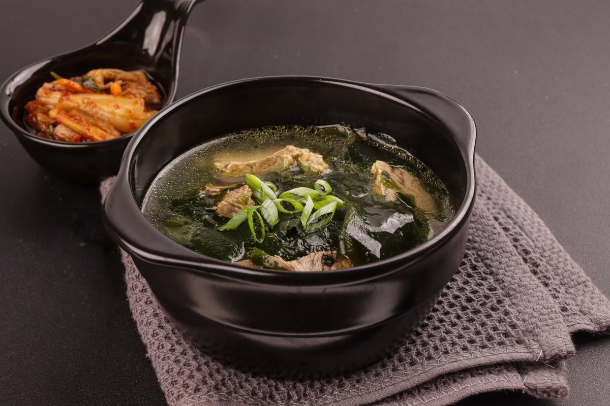 miyeokguk, a koreai ünnepi hínárleves tálalva