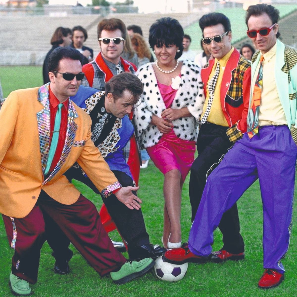 A Hungária teljes pompájában. Balról jobbra: Fekete Gyula Szaxi Maxi, Szikora Róbert, Novai Gábor, Dolly, Fenyő Miklós, Kékes Zoltán.  