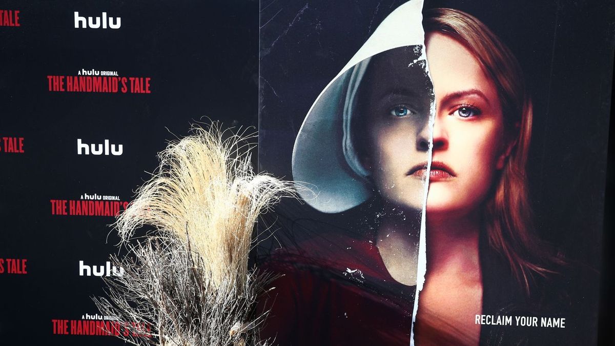 A szolgálólány meséje: June Osbourne is egészen másképp néz ki a regényben mint a sorozatban