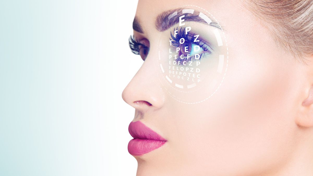 IQ-tesztet megoldó nő