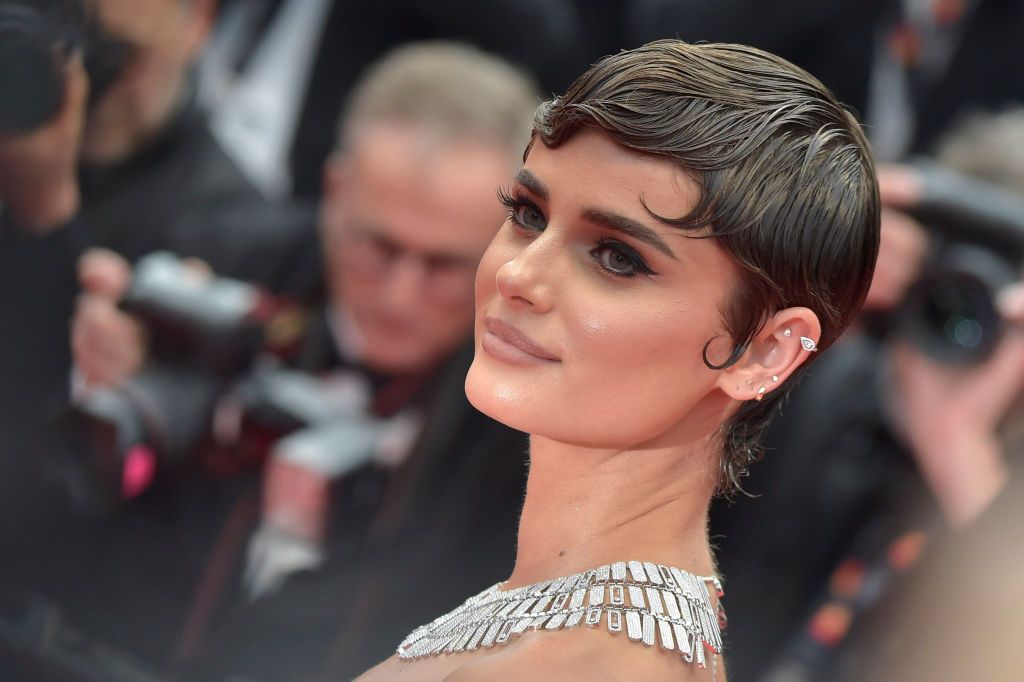  Taylor Hill  szupermodell Cannes-ban, bixie frizurával.