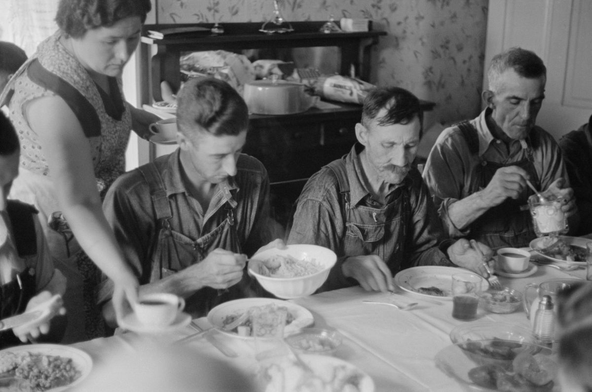 együtt vacsorázó földművelő család