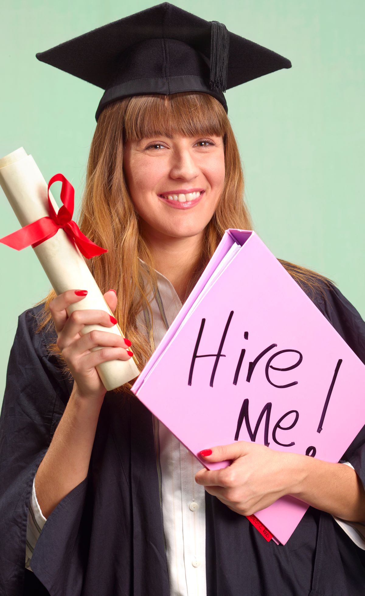 Egy fiatal pályakezdő lány álláskeresés közben a diplomája után. 