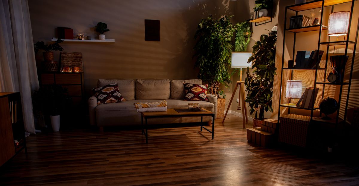 meghitt nappali, sok lámpával