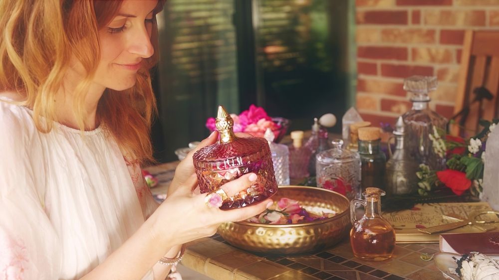 Rózsaolaj alkalmazása - Nő kezében rózsaillatú parfüm