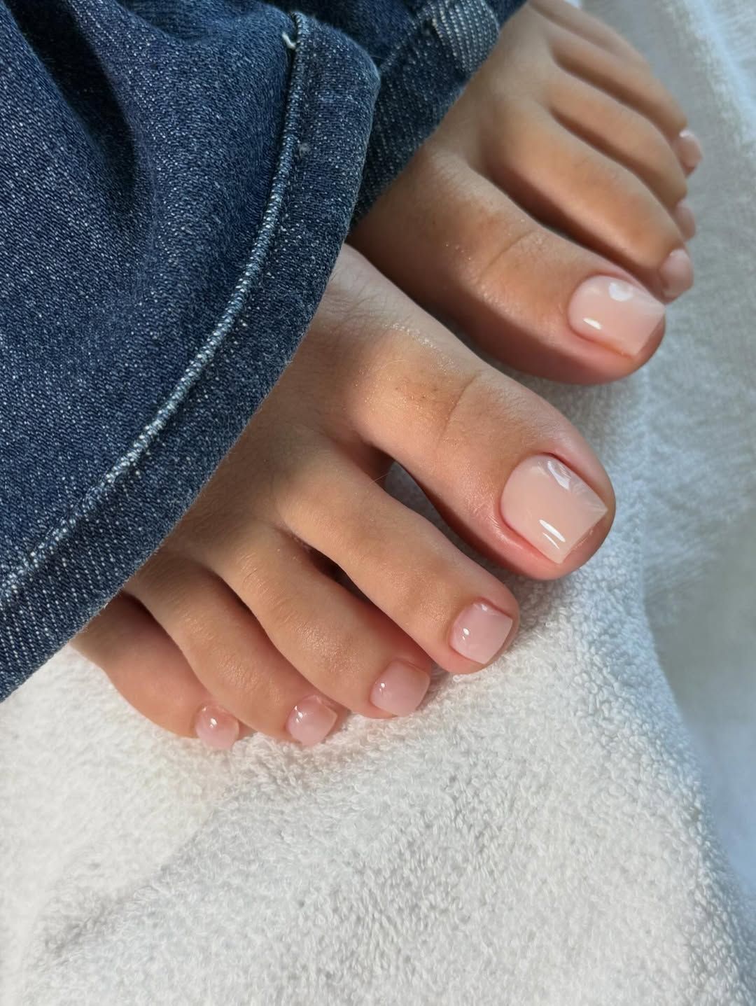 Téli körmök egy női lábon