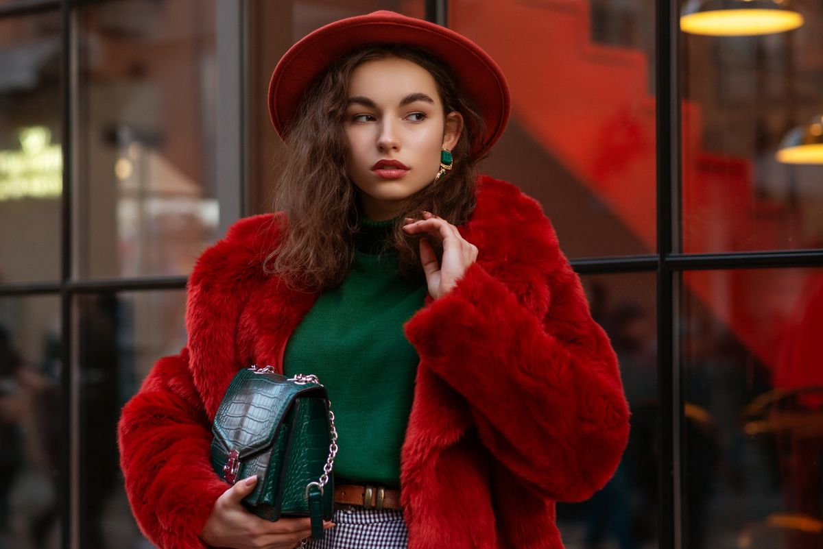 divatos fiatal nő piros szőrme télikabátban 