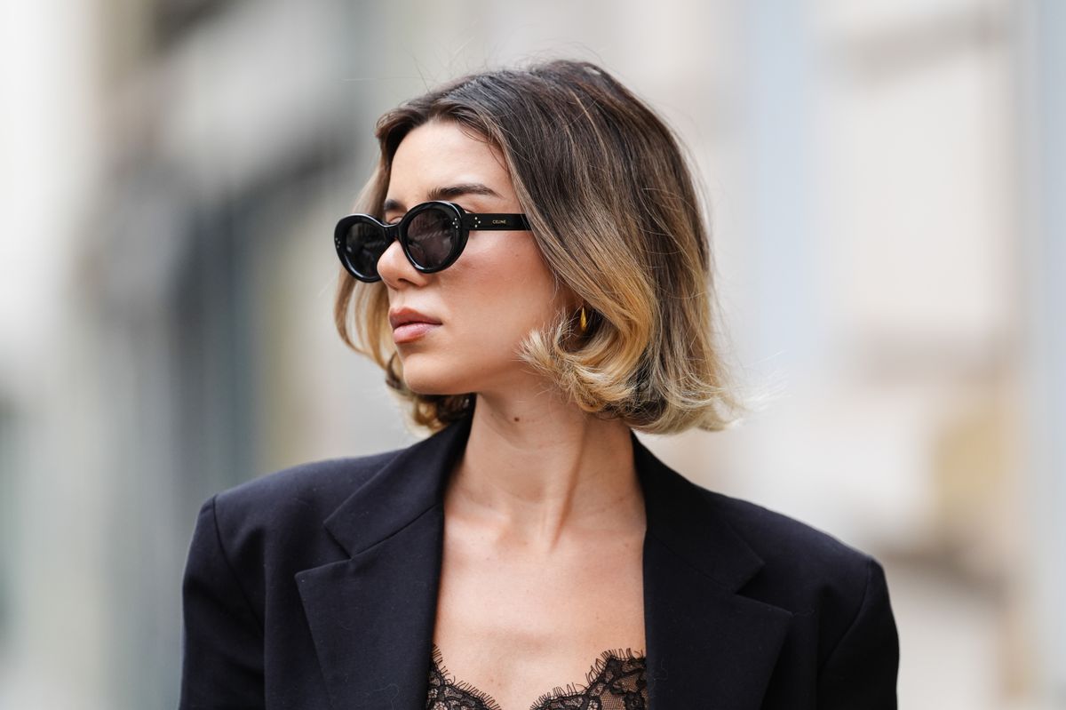 Fiatal nő az idei szépségtrendeknek megfelelő bobot viseli 