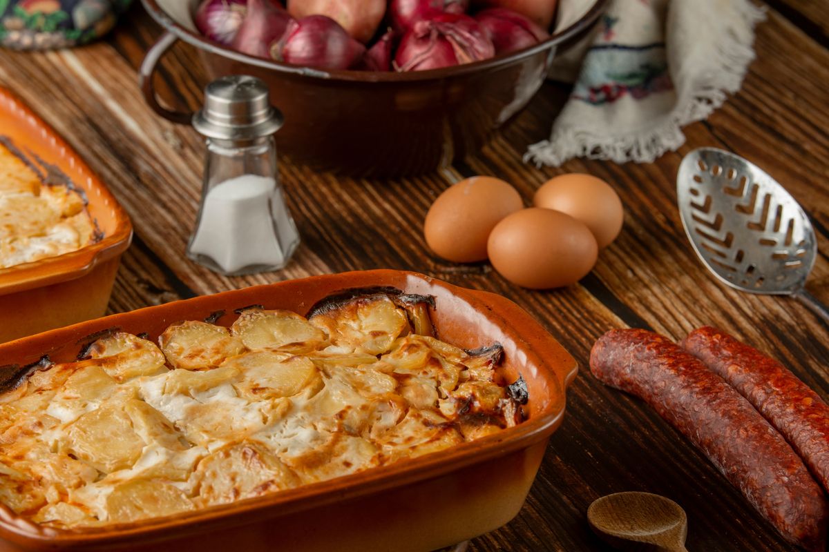 Rakott Krumpli egy jénaiban mellette a hozzávalóival 