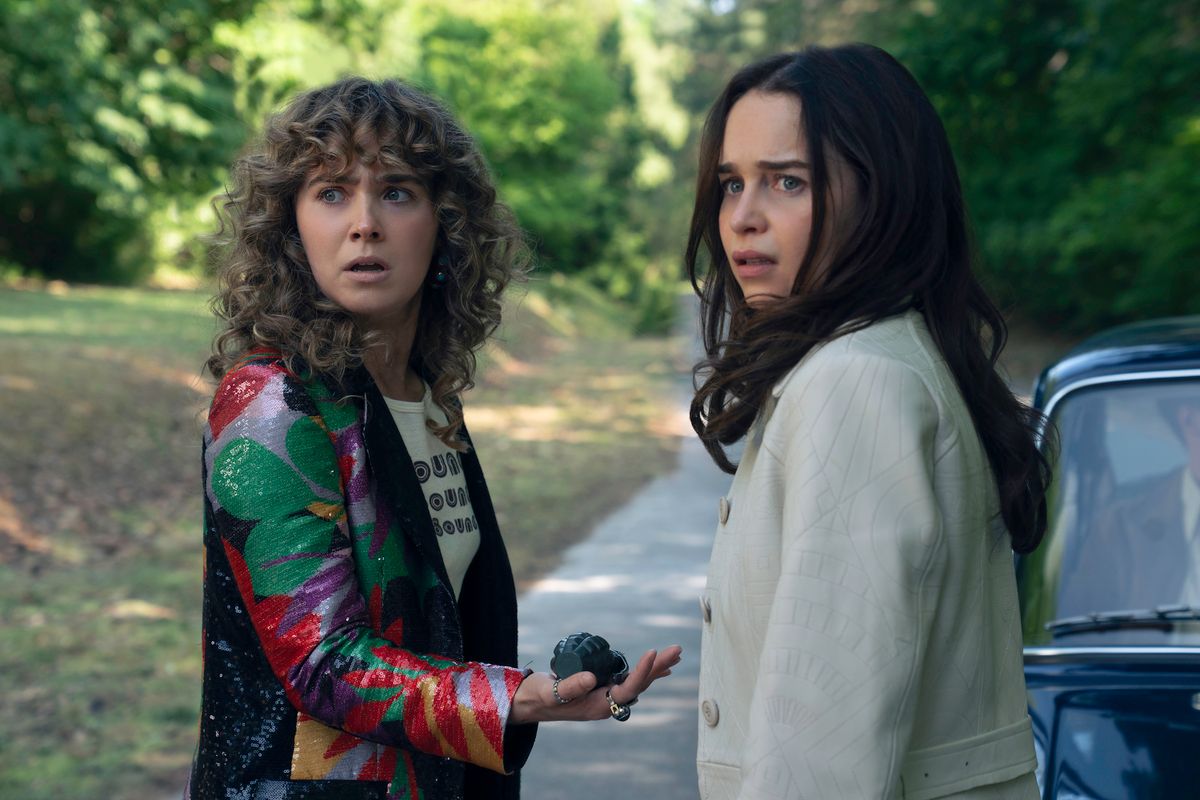 Haley Lu Richardson mint Twila és Emilia Clarke, mint Bea a Ponies című új sorozatban.