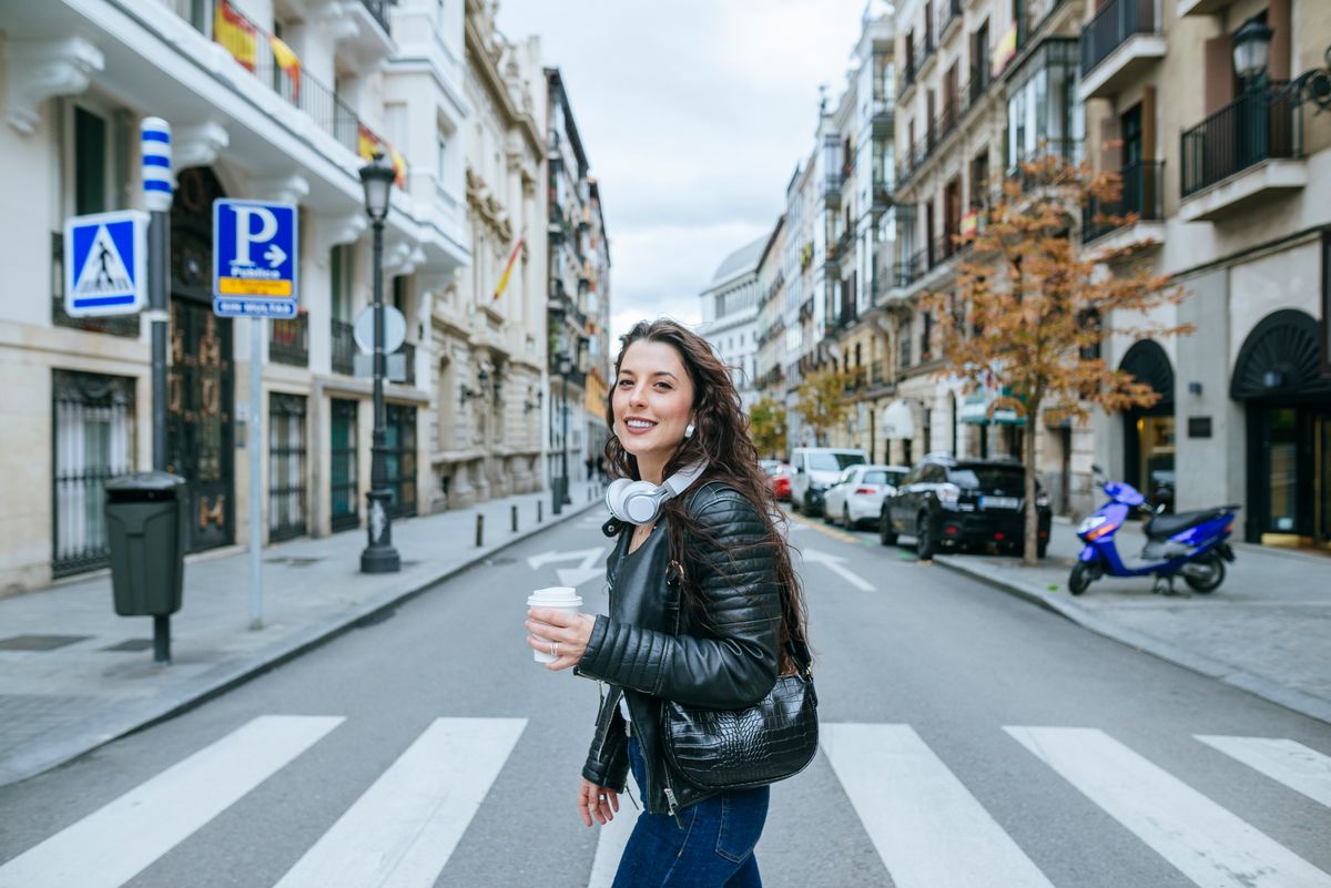 Személyiségteszt? Egy nő kávéval a kezében megy át a zebrán.