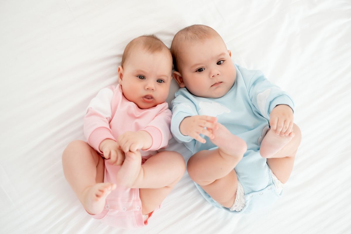 kvíz, fiú vagy lány név. egy kisfiú és egy kislány látható a képen