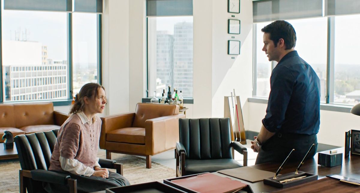 Rachel McAdams és Dylan O’Brien a Segítség! című film egyik jelentében.