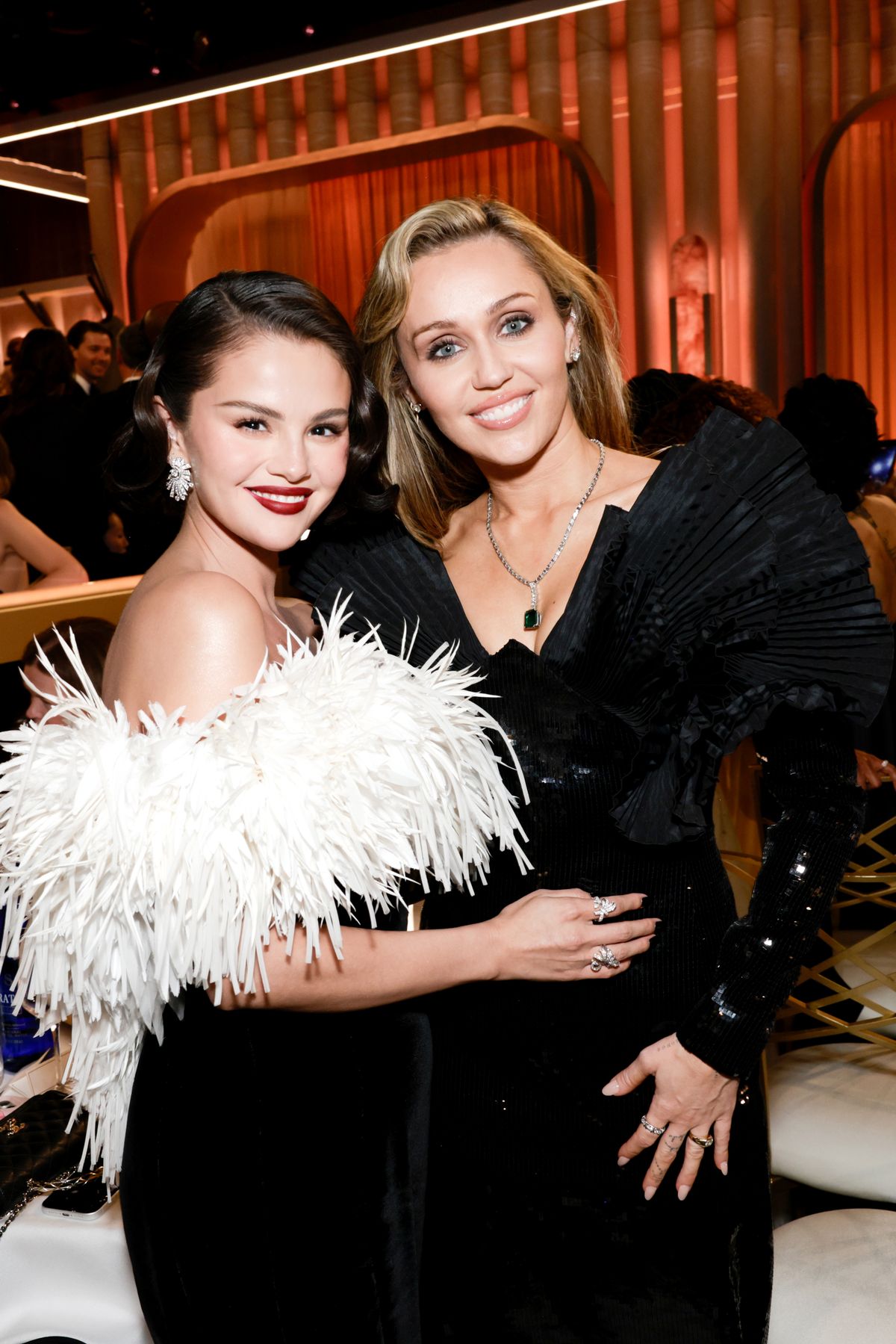 selena gomez és miley cyrus golden globe