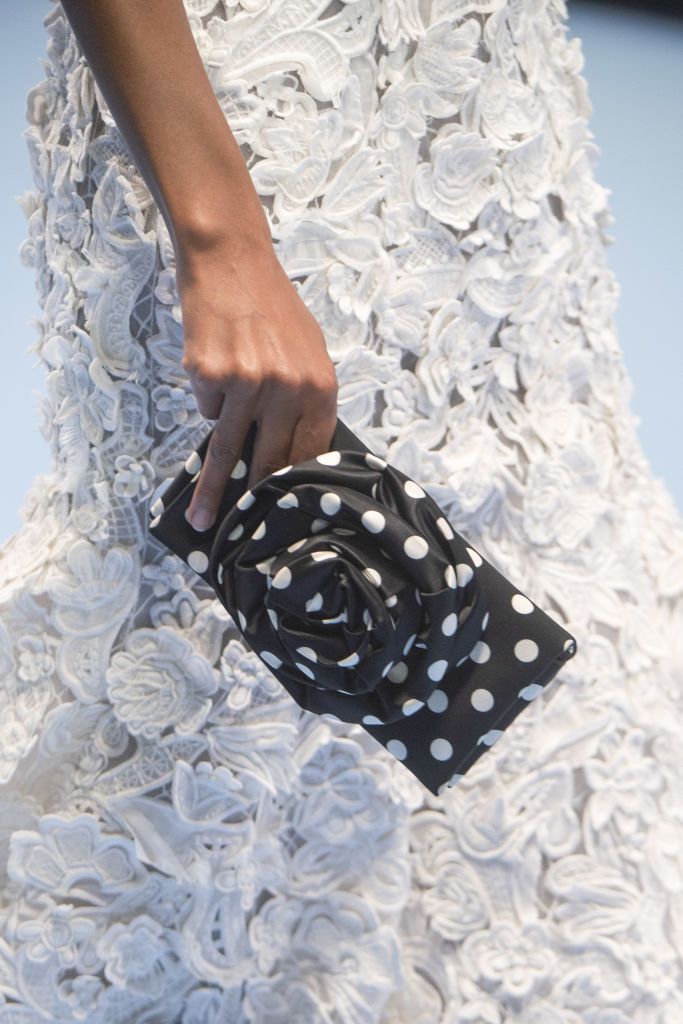 A minőségnek ára van. Carolina Herrera bemutató Wes Gordonnal. Női pöttyös táska fehér csipkeruhához.