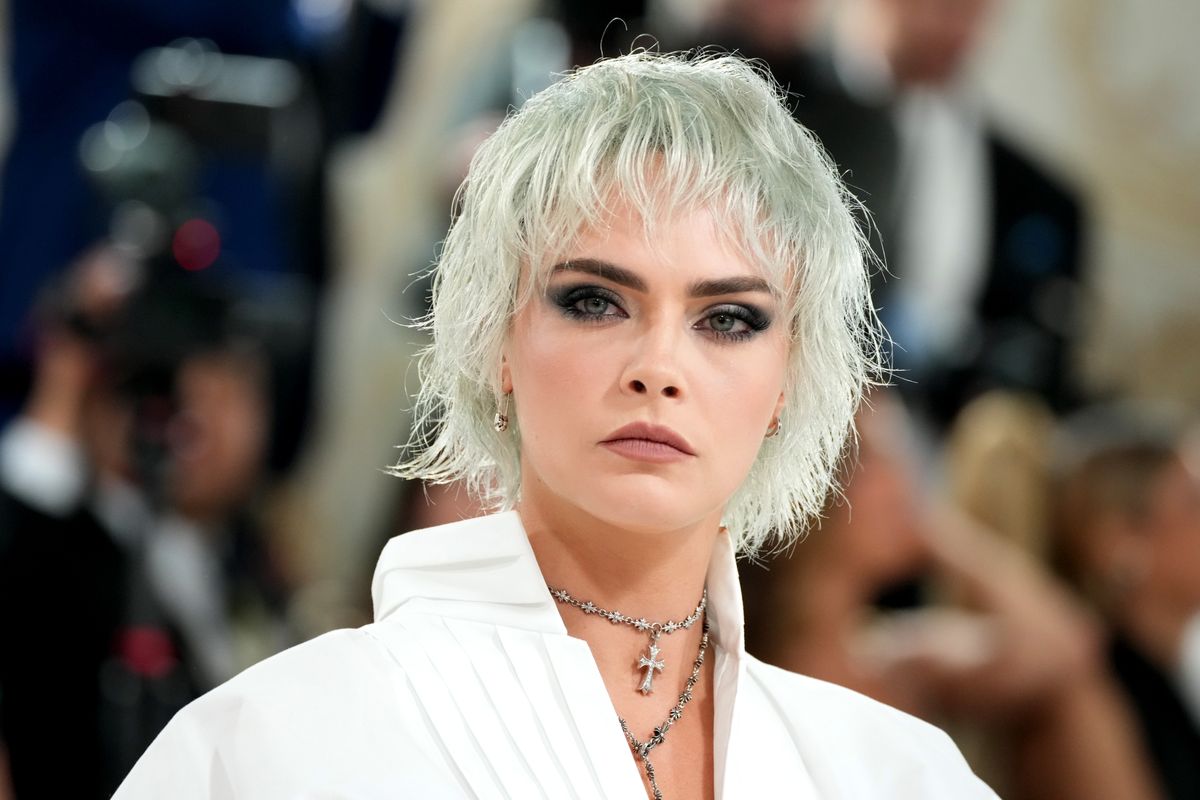Cara Delevingne 2023 -ban a Met Galán, bixie frizurával.