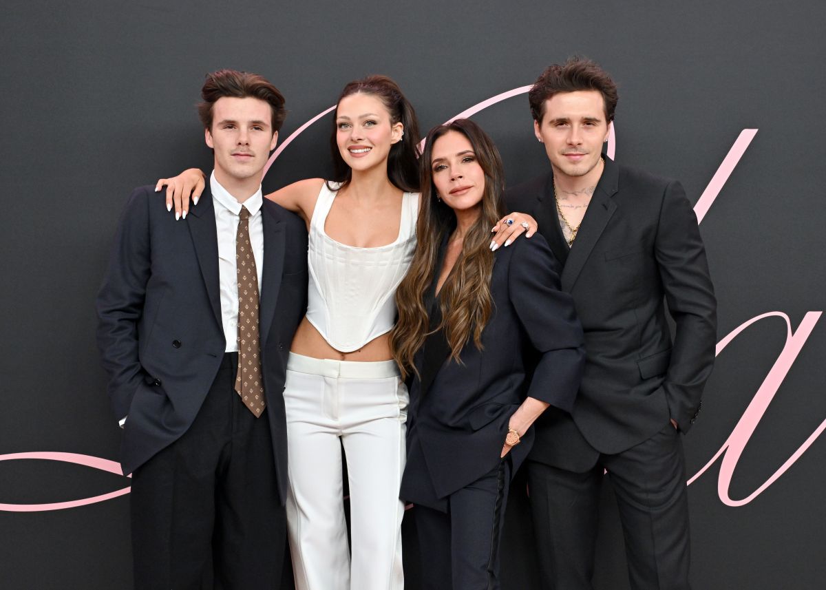 Személyiségteszt: Cruz Beckham, Nicola Peltz Beckham, Victoria Beckham és Brooklyn Beckham a Lola premierjén elegáns ruhában.