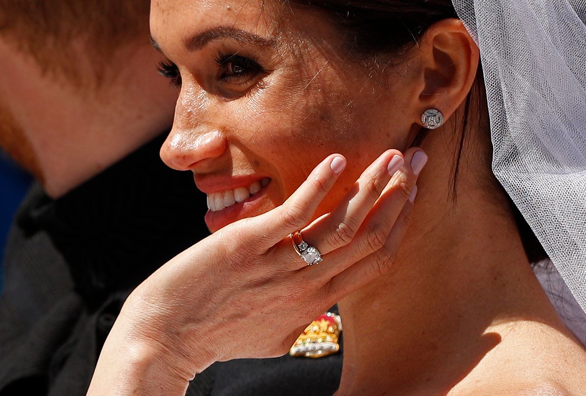 Meghan Markle tejfehér körmökkel