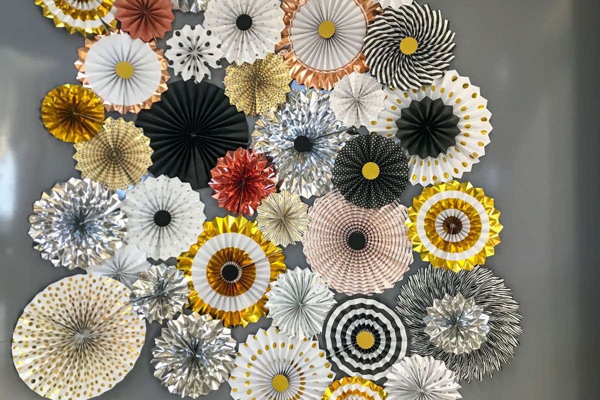 Dekorációs ötletek a farsangi időszakra – gyors megoldások és kreatív inspirációk.