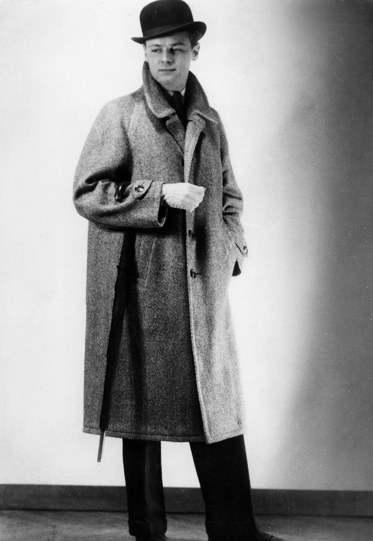 (Eingeschränkte Rechte für bestimmte redaktionelle Kunden in Deutschland. Limited rights for specific editorial clients in Germany.) Man wearing a bowler hat and a coat with raglan sleeves, fashion design by Modehaus G. Benedict- Photographer: Yva- Published by: 'Die Mode im Januar' 1932Vintage property of ullstein bild (Photo by Yva/ullstein bild via Getty Images)