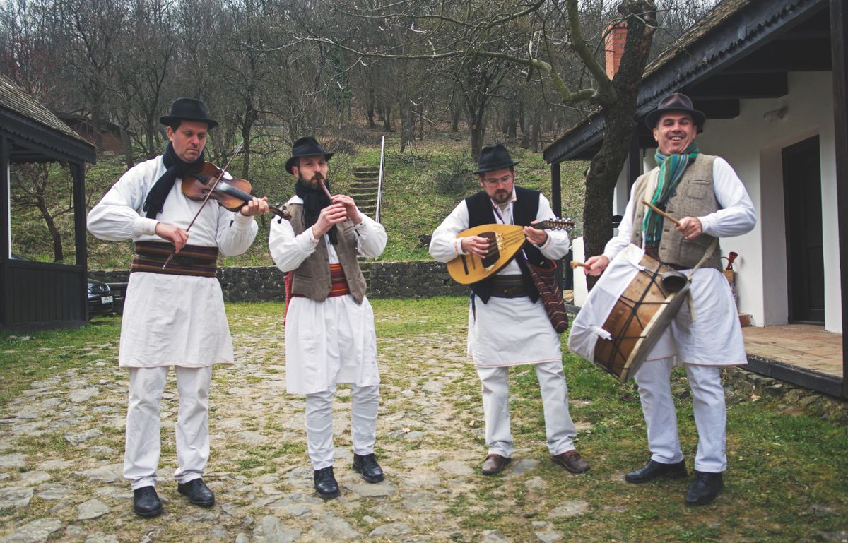 Kvíz: régi magyar hagyományos ruhában lévő zenészek. 