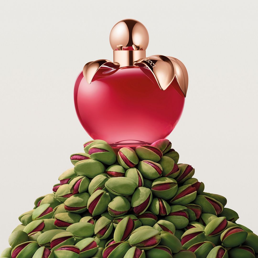 A Nina Eau de Parfum krémes pisztáciás-virágos tortával ünnepli az izgalmas mérföldkövet.