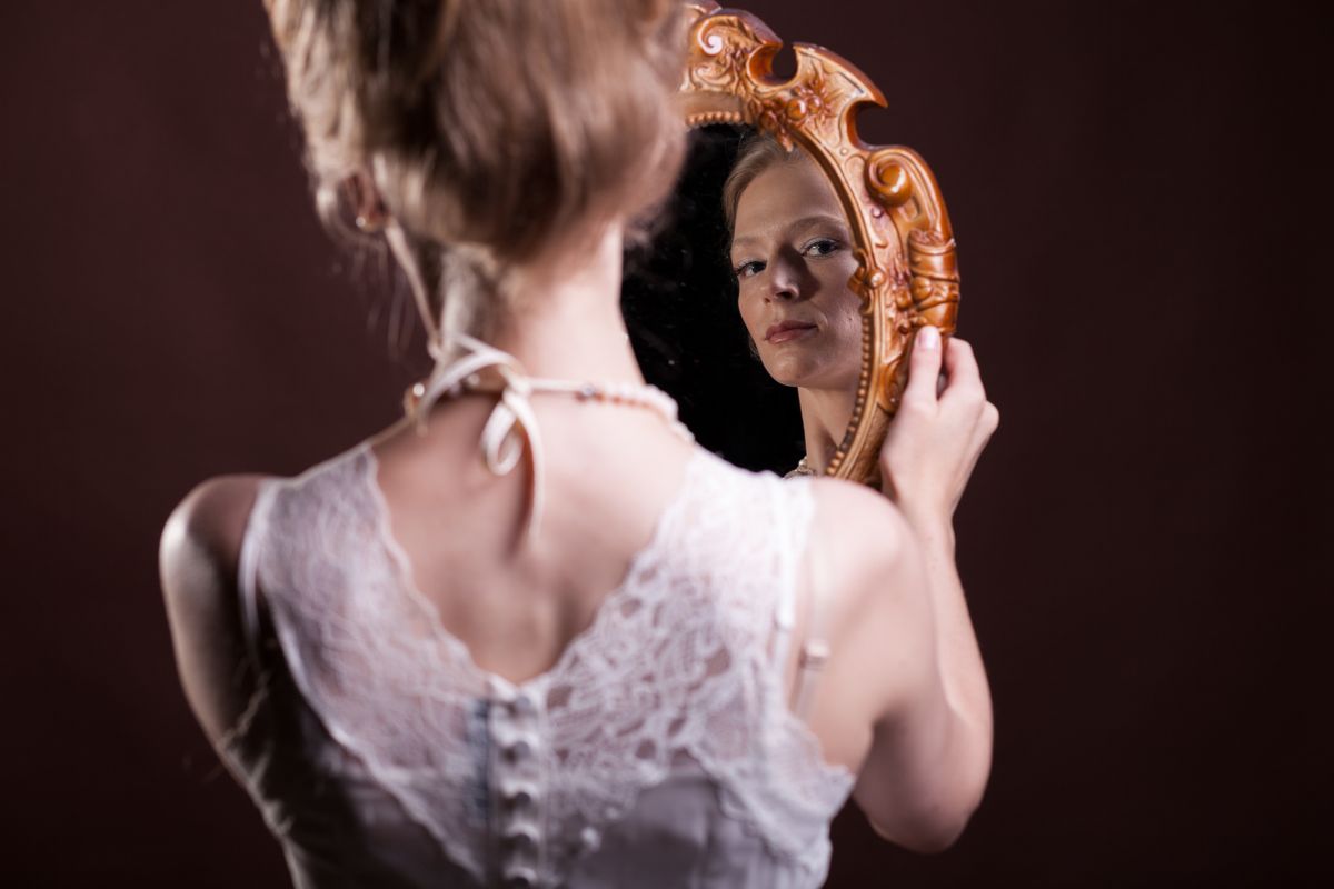 Nő a viktoriánus korból tükörben nézi magát