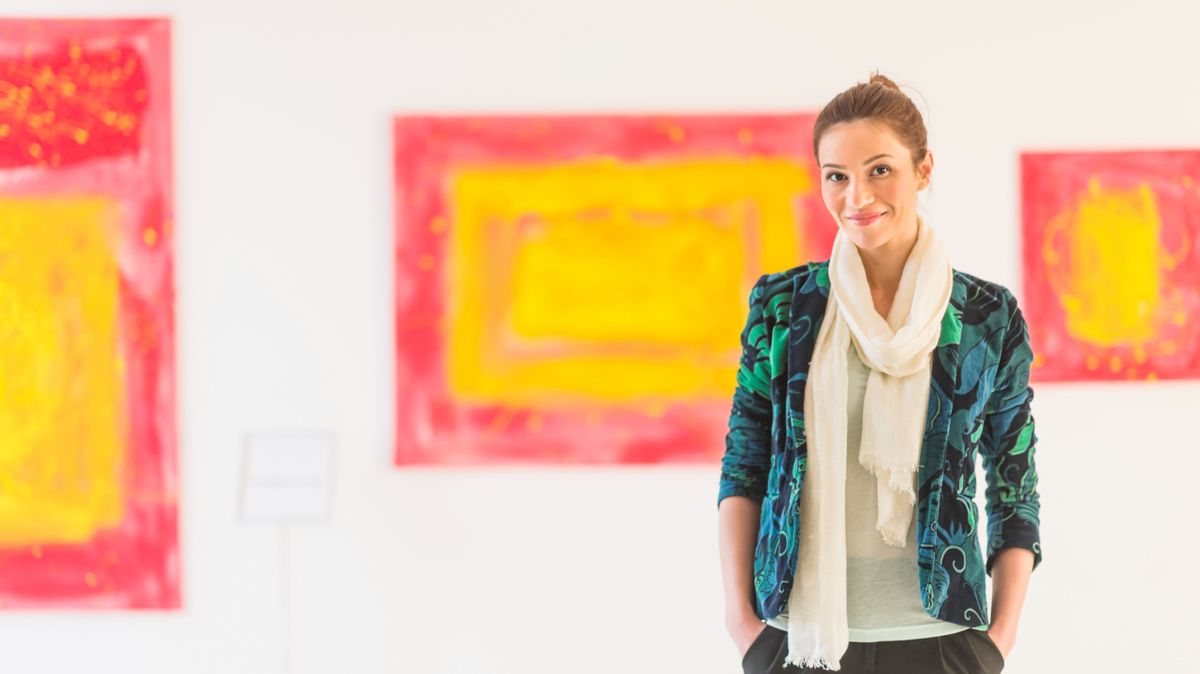 Művelt nő egy kiállításon