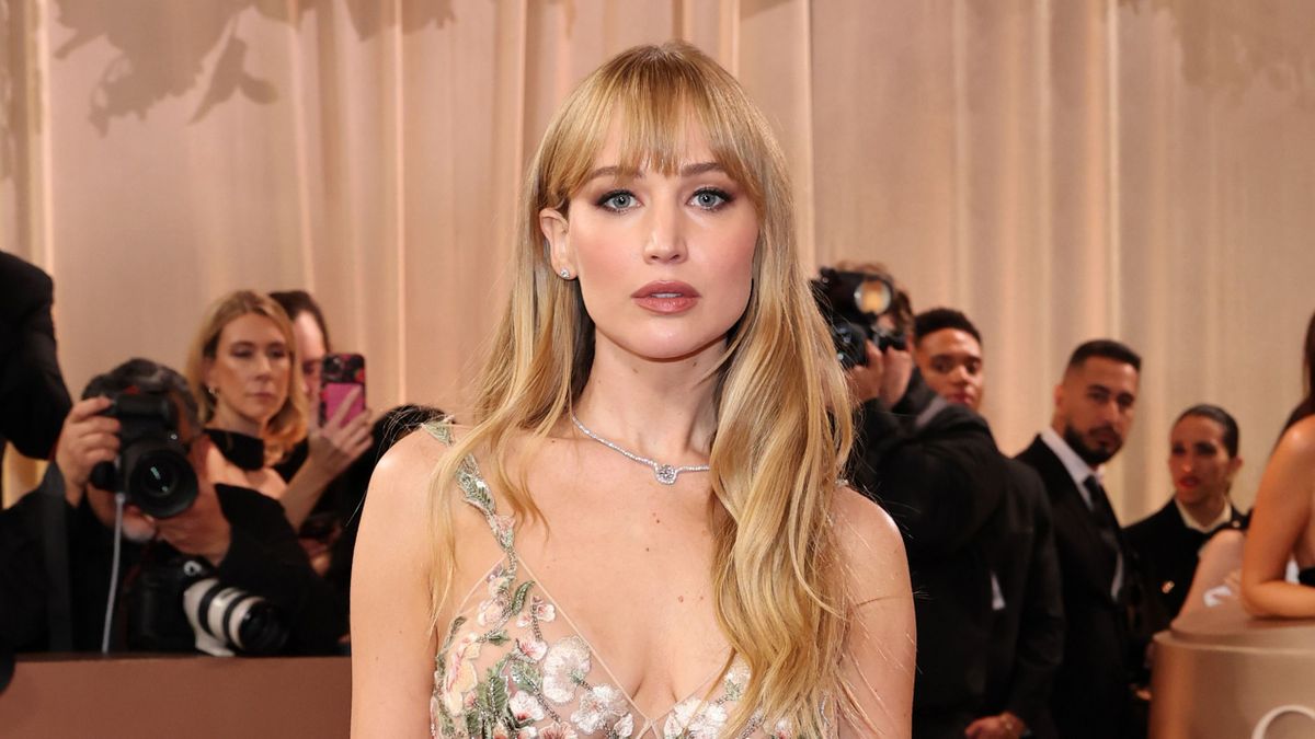 Jennifer Lawrence meztelenruhában tarolt a Golden Globe vörös szőnyegén: az esélyi alig takart valamit – Fotó