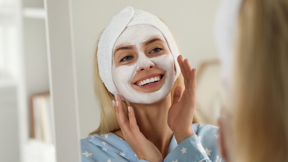 Fiatal nő és a téli arcmaszk. 