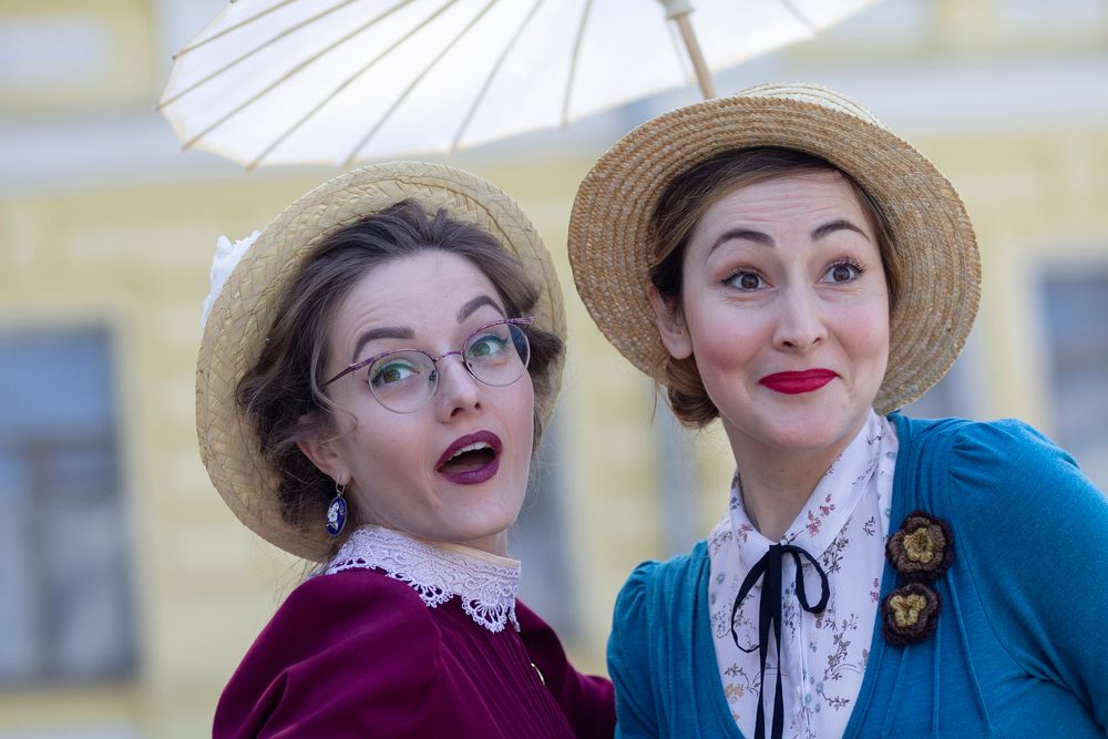 2 nő az arisztokrácia köreiből.