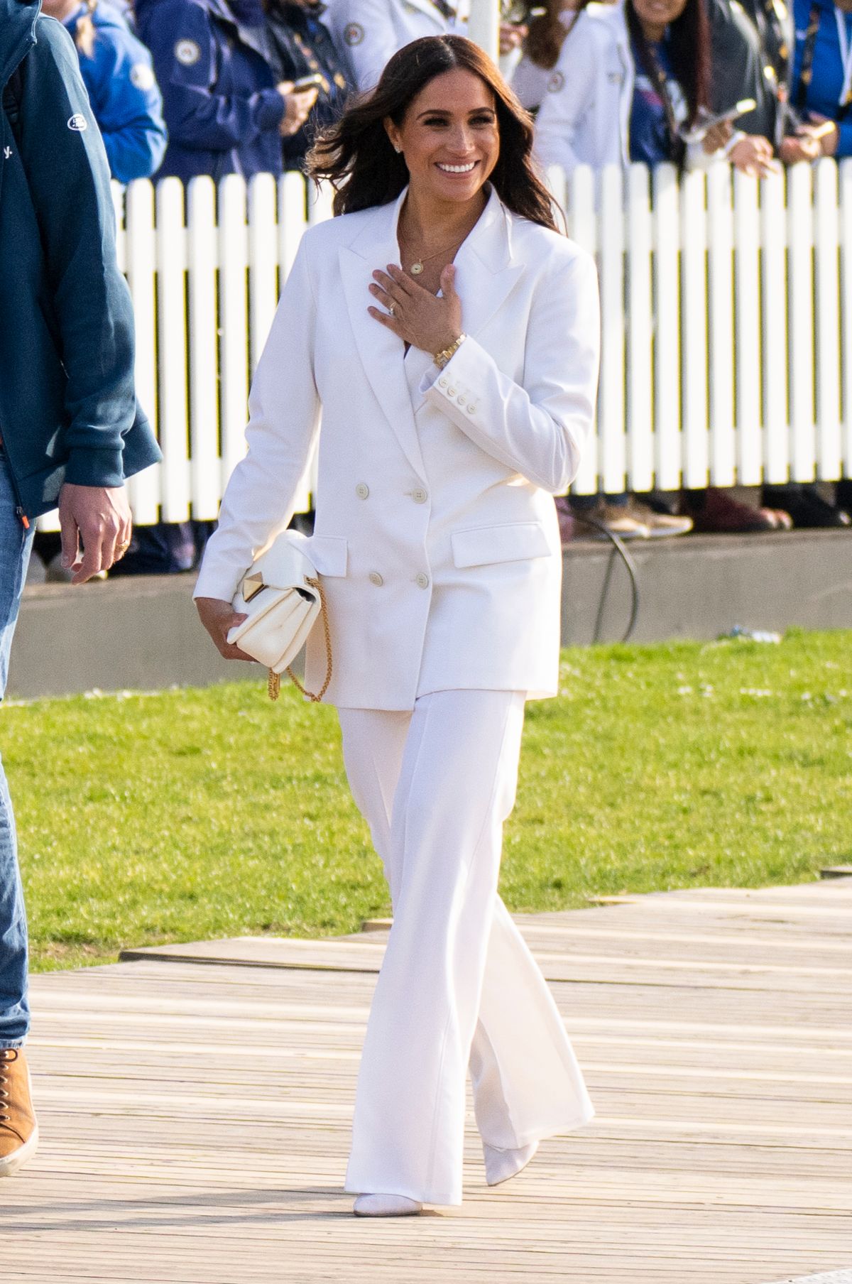 Meghan Markle 2022-ben az Invictus Gamesen Valentino nadrágkosztümöt viselt.