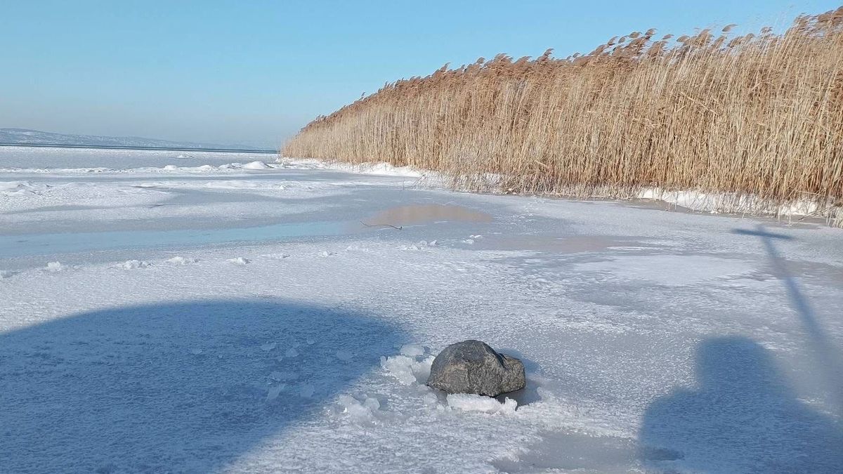 Befagyott Balaton, egyes helyeken már biztonsággal lehet korcsolyázni
