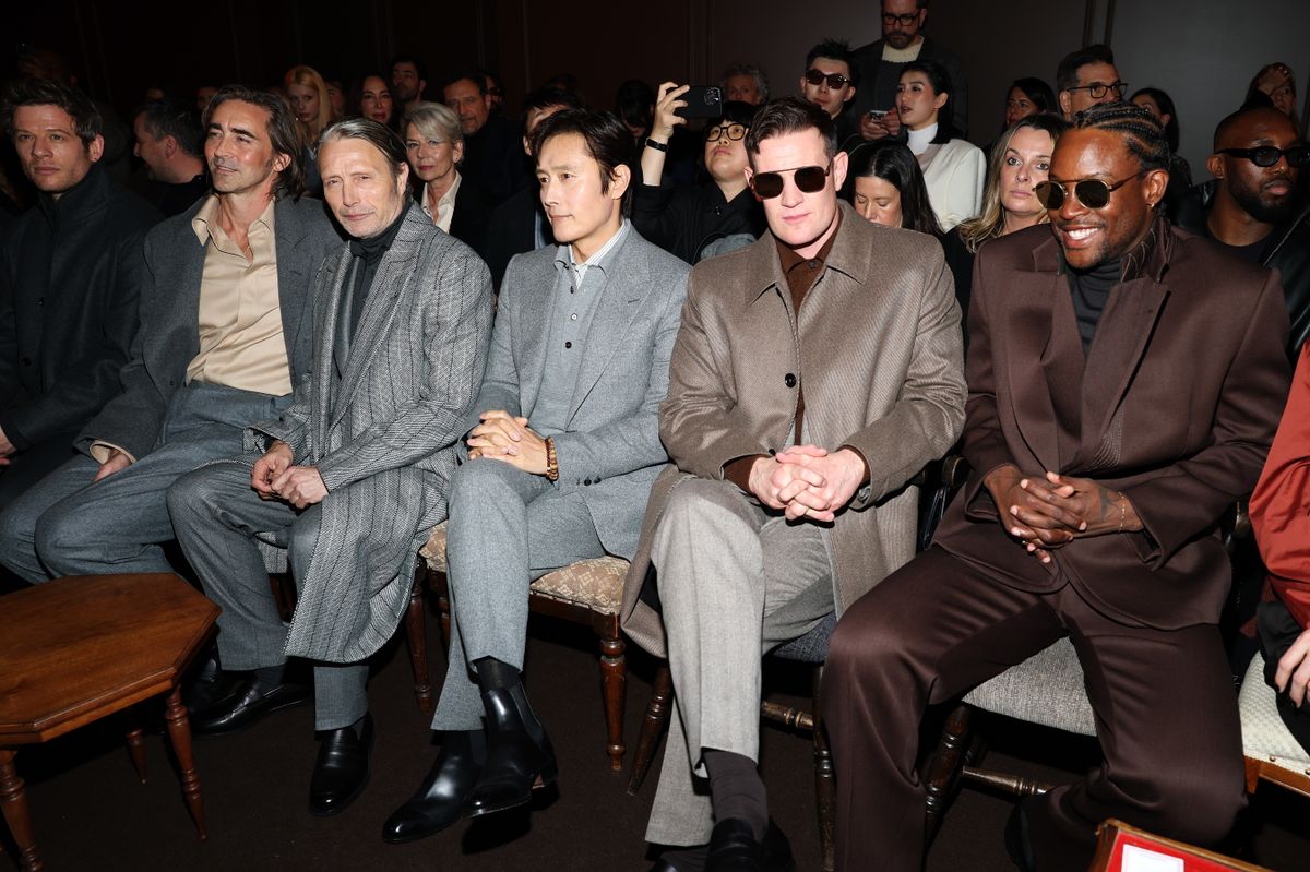 Világsztárok a Dolce and Gabbana kifutó első sorában.&nbsp;Férfidivat minden mennyiségben.