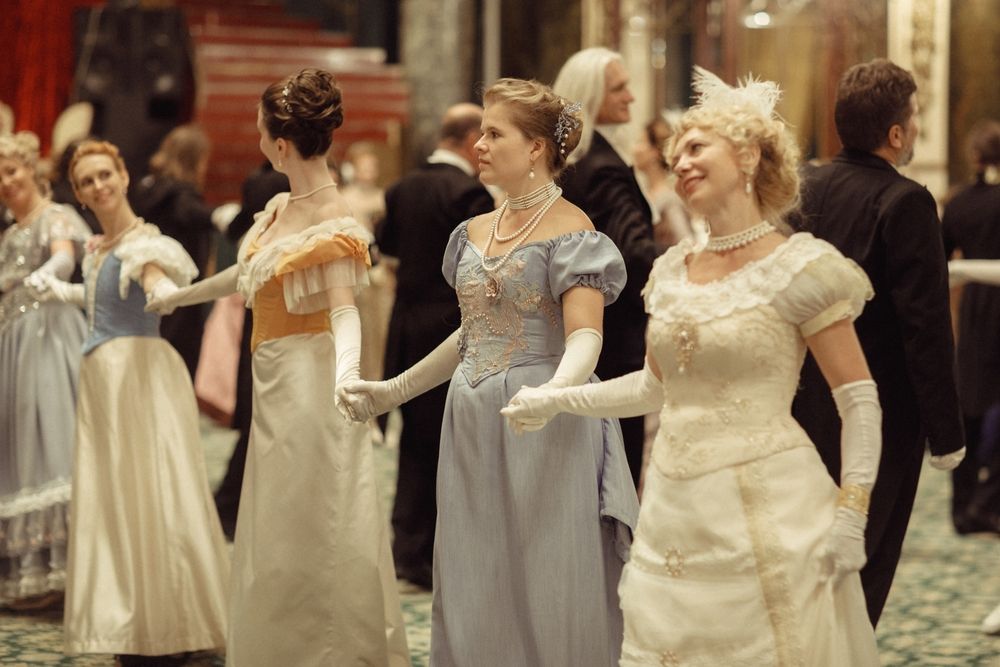 19. századi arisztokrácia bálon táncol. A magas homlok volt a divat. 