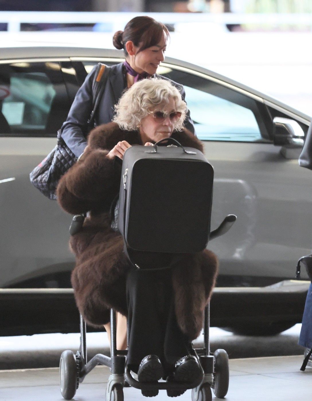 Jane Fonda kerekesszékkel közlekedett a repülőtéren