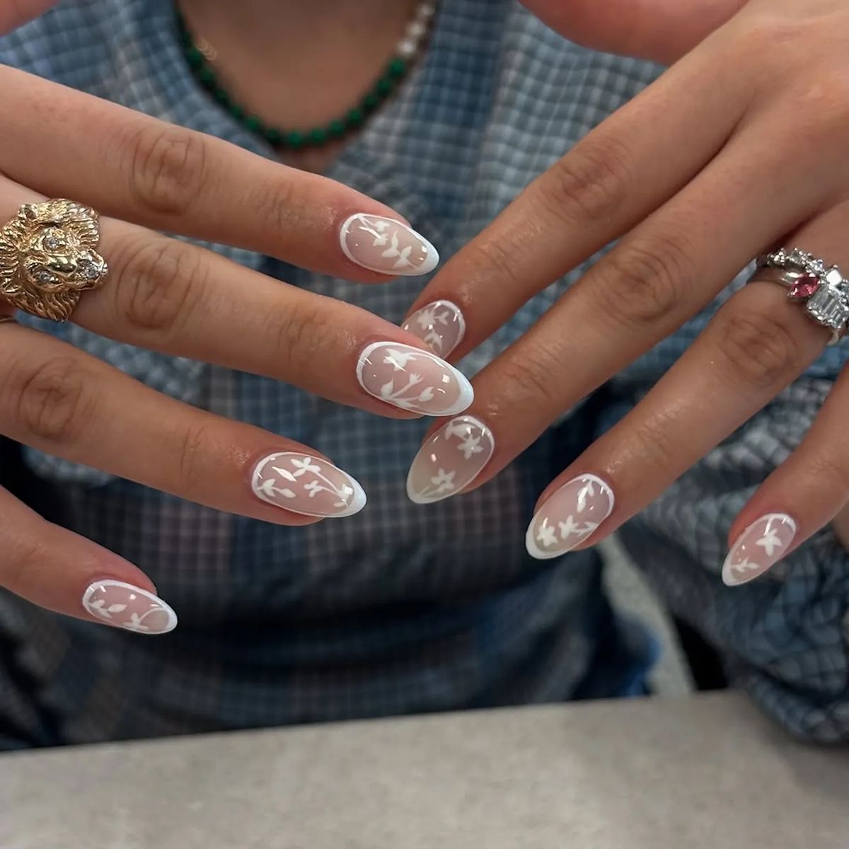 fehér mintás körömdísz
