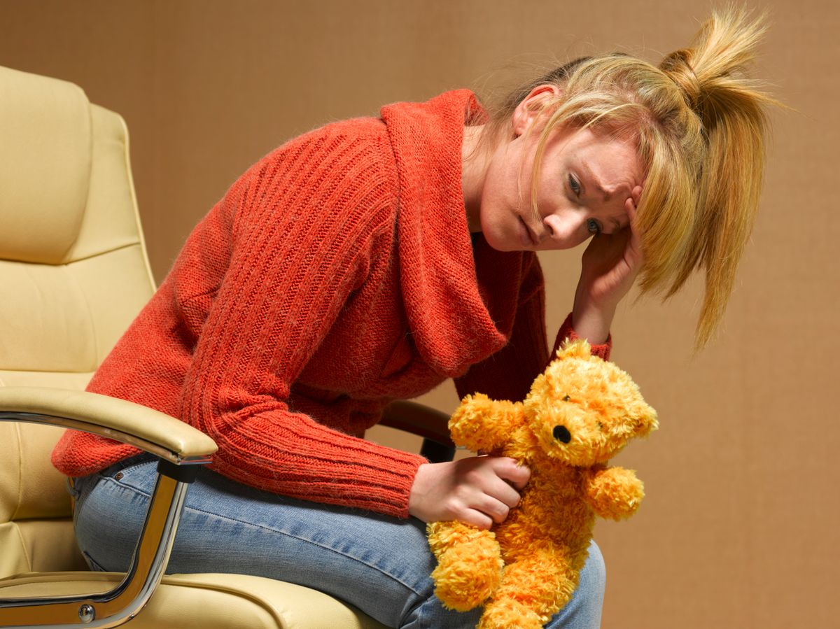 Rossz anya vagyok - gondolja egy plüssmacit szorongatva az anya