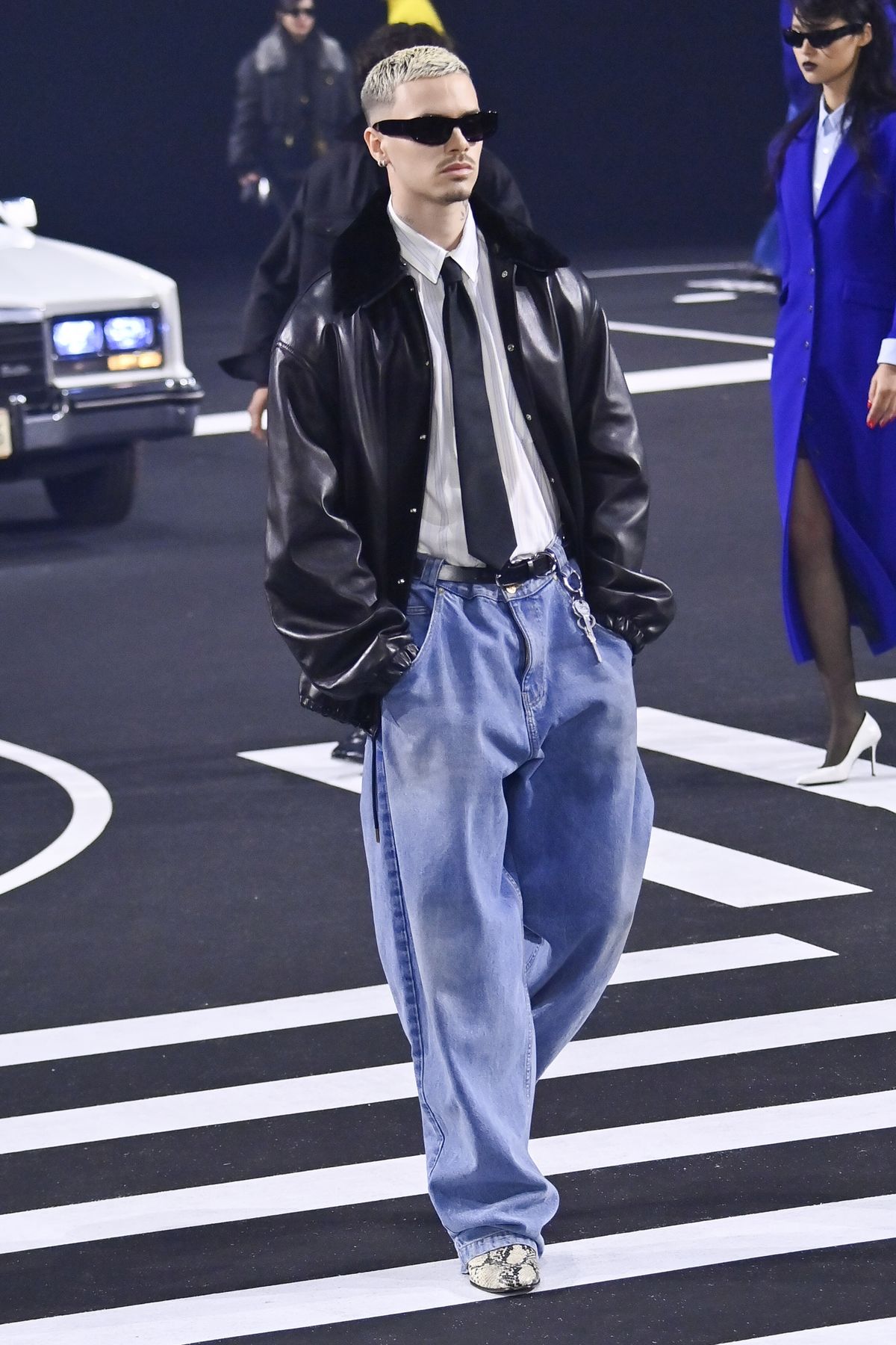 Romeo Beckham a párizsi divathét pénteki napján modellként mutatta meg magát